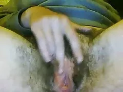 Haarige Muschi-Freundin masturbieren 2