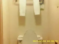 Haarige Frau im Badezimmer auf versteckte Kamera