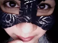 Haarige Muschi mit großen Titten und Nippel spielt auf cam