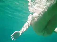 Ful nackt nackte Milf unter Wasser mit haarige Muschi