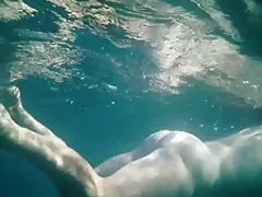 Nackt nackt deutsche Milf mit kleinen Titten gerne Muschi zeigen