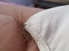 Lange Schamhaare hängen von Wifes Pantys, Füße