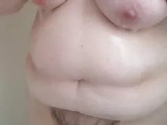 BBW Dusche vor dem Schlafengehen waschen Sie ihre haarige Muschi, Titten, Bauch