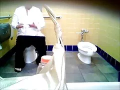 Ältere Frau in weiß mit Brille
