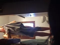 Heiße Frau nach Dusche