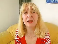 Mollig behaarte Reife fickt in der couch