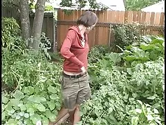 Gartenarbeit endet in einem netten Fick für dieses haarige Mädchen