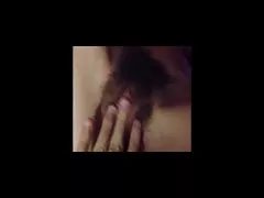 Haarige Muschi mit verbundenen Augen
