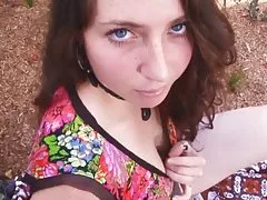 Behaarte Brünette Evette ist nackt im Garten sein