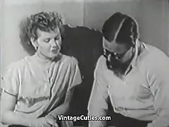 Behaarte junge Durchdringung von seinem neuen Freund (1950er Jahre Jahrgang)