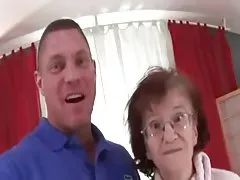 76 Jahre alte dünne Oma Marcela saugt gefickt und Cummed auf
