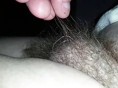 Schöne glänzende weiche mollig haarige Muschi unter der Dusche
