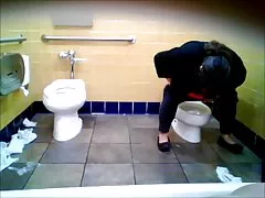 BBW Frau schwebt über die Kleinkind-Toilette