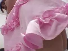 Cutie in weiße Teddy-Ohren bekommt Pussy streichelte auf dem sofa