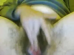 Haarige Muschi masturbieren