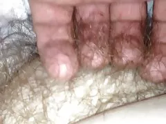 Reiben der Wifes weichen Bauch, haarige Muschi