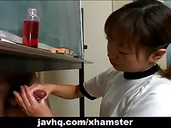 Japanische Cutie Itsuki Wakana wichst einen harten Schwanz unzensiert