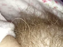Pull-down ihre Jammies offenbart ihre weiche haarige Muschi-Hügel