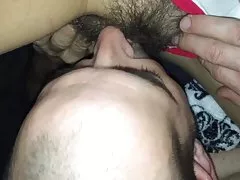 Sie filmt wie ich ihre behaarte Muschi Essen